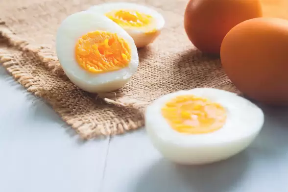 هل كثرة تناول صفار البيض ترفع من الكوليسترول؟