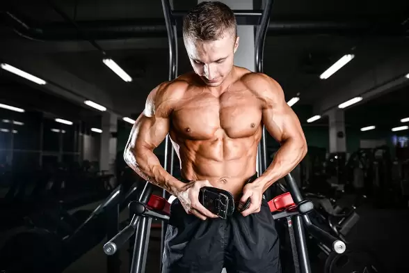 أهمية استخدام حزام الظهر أثناء القيام بتمارين الحديد