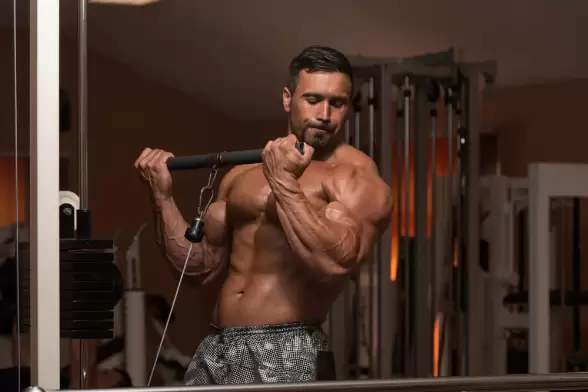 كم يحتاج بناء العضلات