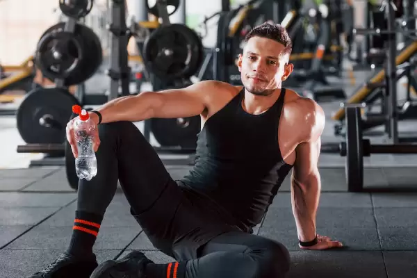 المياه للجسم كالهواء، فلا غنى عنه لصحة الإنسان ويكون عامل مهم بالأخص في فقد الوزن، فما هي كمية المياه التي يجب أن تستهلكها يومياً للحصول على القدر الكافي من المياه. تعلم حساب كمية المياه الضرورية بحساب وزنك وعمرك ومعدل نشاطك.