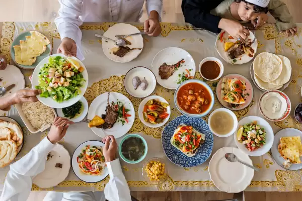 إن اهتمامك بما تأكله في رمضان من وقت الإفطار وحتى السحور واتخاذ الخيارات الجيدة ، يمكن أن تجعلك تشعر بتحسن وتساعدك على تجنب الاختلالات في سكر الدم وتجنب انخفاض طاقتك وتقلب المزاج وحتى الصداع النصفي. تعرف على الأطعمة المناسبة للسحور