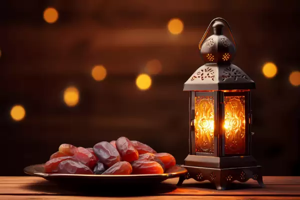 شهر رمضان فرصة مميزة لتحسين الصحة الجسدية والنفسية من خلال اتباع نظام غذائي متوازن وممارسة الرياضة بشكل منتظم، نقدم لك دليلاً شاملاً يجمع بين النصائح الغذائية وأساليب التمرين الأفضل خلال شهر رمضان، لمد الجسم احتياجه خلال فترة الصيام.
 