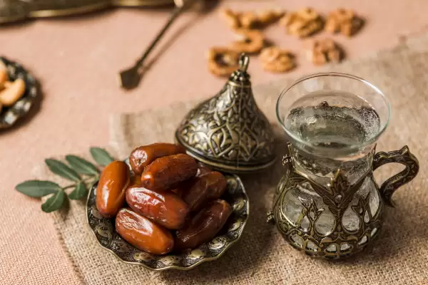 التمر واللبن من أشهر الوجبات في شهر رمضان والتي يمكن تناولها في أي وقت سواء قبل الإفطار أو في السحور، فما هي فوائد التمر واللبن في رمضان للرياضيين ولبناء العضلات؟. 