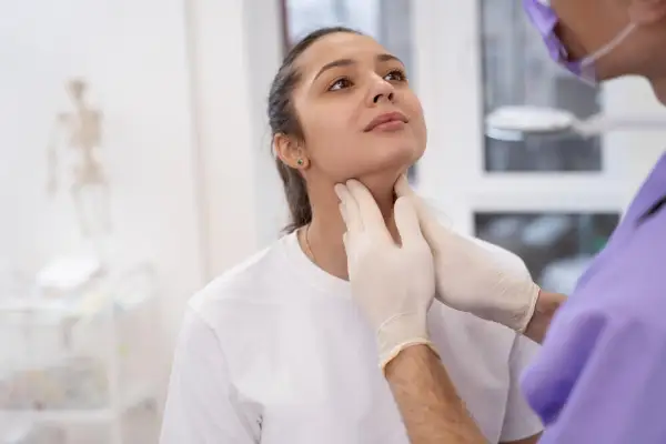 إليك دليل شامل يُسلط الضوء على أسباب فرط نشاط الغدة الجار درقية وطرق التشخيص والعلاج والوقاية.