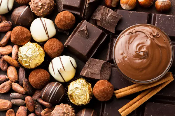 مع كثرة توافر أنواع الشوكولاتة الداكنة في الأسواق، إليك بعض النصائح الذكية لاختيار الأنواع الصحية.