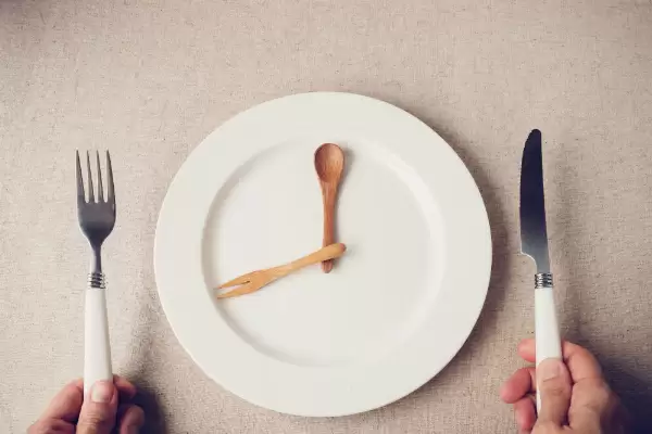 يواجه البعض صعوبة في ممارسة التمارين خلال شهر رمضان وخصوصا في تحديد الوقت الأنسب لممارسة التمارين، وهناك مجموعة تفضل ممارسة التمرين قبل الإفطار، هل يمكن أن يكون التمرين قبل الإفطار في رمضان أفضل من التمرين بعد الإفطار؟.