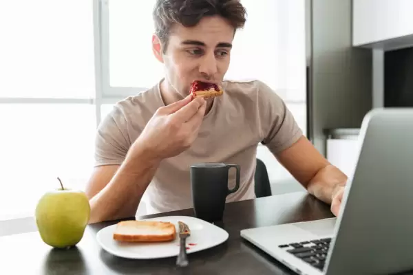 لعلاج النحافة قد تواجه العديد من الصعوبات، ولكن الطريقة الصحيحة هي تغير طبيعة النظام الغذائي الخاص بك والالتزام بتناول الأطعمة الأفضل لتسمين الجسم بشكل صحي وسريع.
 