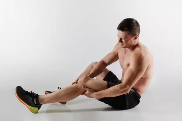 ألم الرجل بعد التمرين أحد أكثر الأعراض شيوعاً وغالباً ما يحدث بعد يوم تمرين عضلات الأرجل ولكن من الممكن أيضا أن يحدث في أي يوم تدريبي أخر بسبب مشاركة الرجل في كل حركات التمارين، فما هو سبب ألم الرجل بعد التمرين وكيف نتجنبه؟.