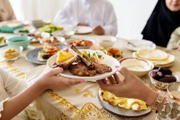 خلال شهر رمضان يتغير الروتين اليومي بشكل كبير ويمكن أن تختلف الاتجاهات سواء روتين يومي صحي أو الذهاب إلى عادات غير صحية، لذلك هناك مجموعة هامة من العادات الصحية التي يجب أن تلتزم بها طوال شهر رمضان.