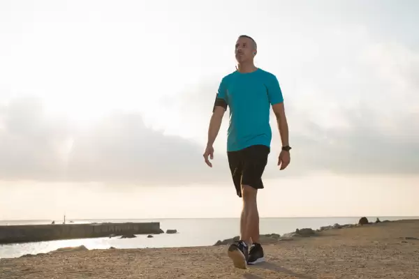 المشي هو أحد أنواع تمارين الكارديو الخفيفة التي يمكن ممارستها في أي مكان ويمكن استخدامها لحرق الدهون، فما هو عدد السعرات المحروقة خلال المشي؟.