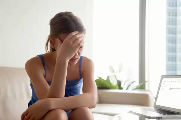 هناك العديد من العلامات التي يمكن أن تظهر مع الجفاف، لكن يمكن أن تواجه صعوبة في التعرف عليها بسهولة، فما هي علامات الجفاف الثلاث الرئيسية التي يمكن اكتشافها بطريقة سهلة؟.
 