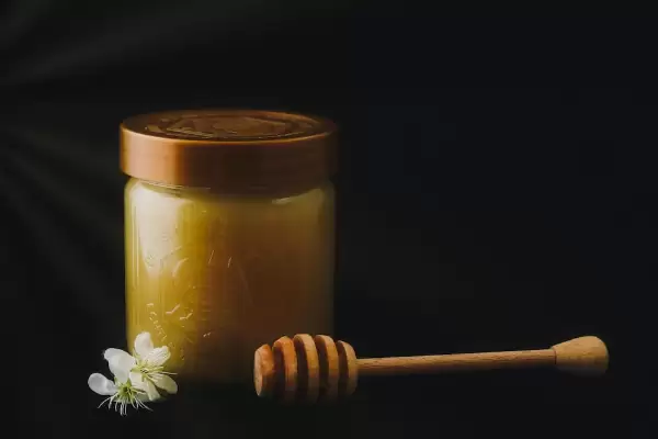 عسل المانوكا هو نوع شهير من العسل ويعتبر من أغلى أنواع عسل النحل، وهذا النوع من العسل له العديد من الفوائد الصحية فهو يساعدك في الوقاية من الكثير من الأمراض ويوفر لك المُغذيات الهامة والضرورية لتعزيز الحالة الصحية. 