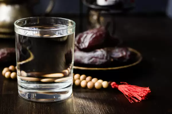 إليك مجموعة من النصائح حول أساليب في التغذية والتمرين تساعدك لتخفيف من حدة العطش أثناء الصوم في رمضان، سوف نساعدك في الإجابة على معظم أسئلتك حول التعامل مع العطش في رمضان. 